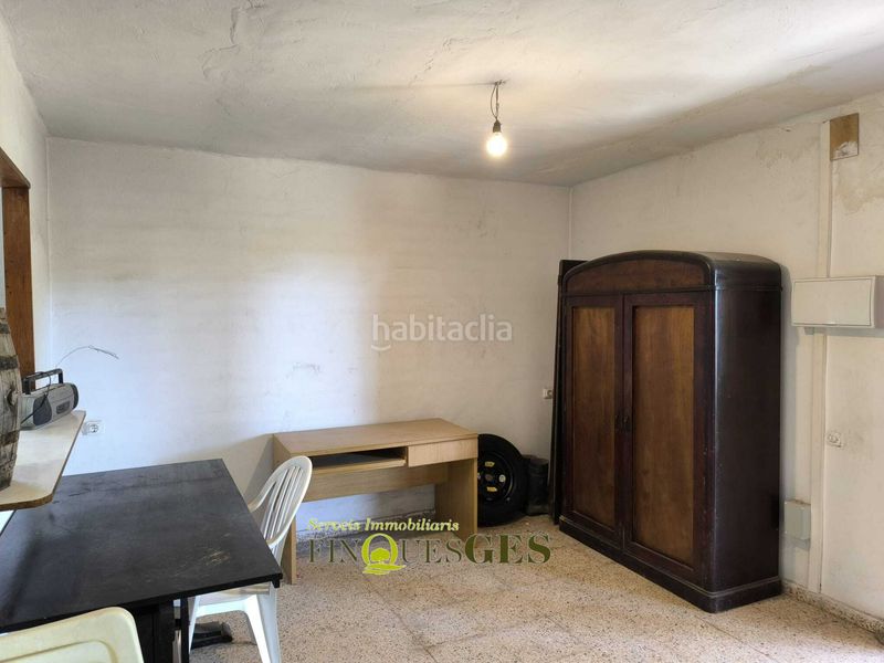 Foto 7641caf0-ca43-434b-a30f-069b2f3e129a. Masia amb xemeneia aparcament a Valls