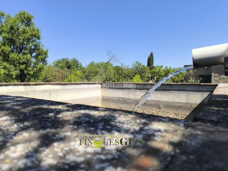 Foto 8297a3b9-b125-4277-a6e5-c004b0ec8e3b. Masia amb xemeneia aparcament a Valls