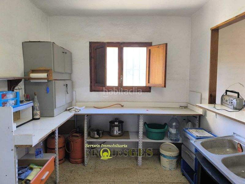 Foto 92826659-c9a1-4a42-9e8f-4c591dbca37f. Masia amb xemeneia aparcament a Valls