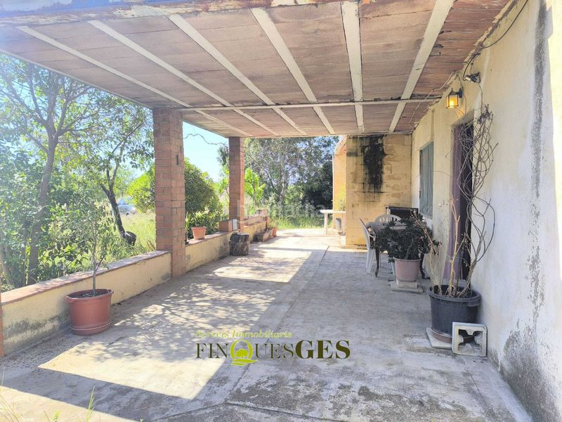 Foto a2afce17-ebf5-4882-847b-4b64cc67257d. Masia amb xemeneia aparcament a Valls