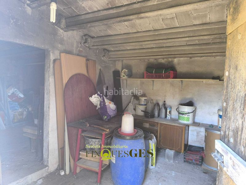Foto b7d5a771-0726-41e7-89bd-61ddce2af00f. Masia amb xemeneia aparcament a Valls