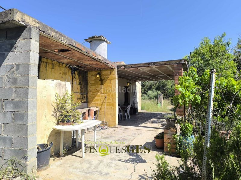 Foto e1c31ca9-5f3b-4246-84b0-89be453fb73e. Masia amb xemeneia aparcament a Valls