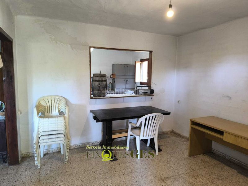 Foto f09772a5-a339-42d9-acbc-09c016f97c0d. Masia amb xemeneia aparcament a Valls