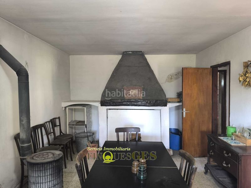 Foto f9b2ba8a-4b3f-432c-ad46-229090437cb3. Masia amb xemeneia aparcament a Valls