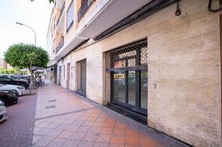 Lloguer Local Comercial a La gloria 24. Local comercial a la calle en alquiler en centro, 2 despachos.