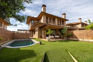 Casa adossada a La Quinta. Adosado en venta en urbanizaciones  la quinta, 5 dormitorios.