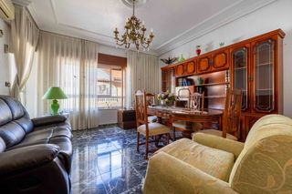 Pis a Angel romero elorriaga 6. Piso en venta en centro, 3 dormitorios.
