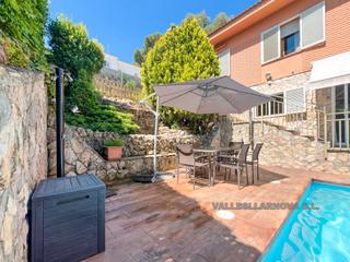 Casa en Lliçà d´Amunt. Esquinera con jardín y amplias zonas ajardinadas