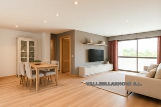 Appartement à Col·legis Nous. Seminuevo con parking en la zona alta