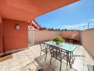 Etagenwohnung in Can Borrell. Con terraza, zona alta