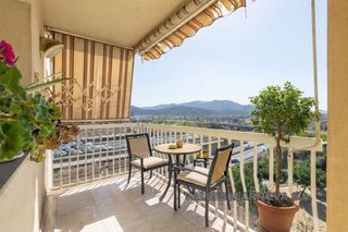 Pis a Estaci� de Fran�a. Alto, vistas despejadas, parking incluido