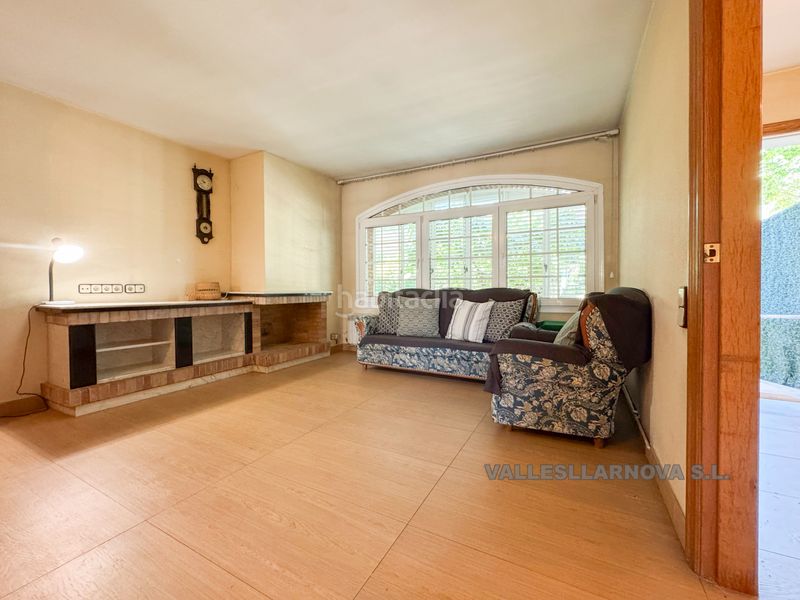 Foto 509b353d-e786-43b1-a3d0-dcb8fca41195. Casa amb xemeneia calefacció aparcament a Santa Rosa Mollet del Vallès