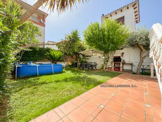 Haus in Parets del Vallès. Esquinera con jardín en l'eixample