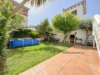 Casa pareada en Parets del Vallès. Esquinera con jardín y en el eixample
