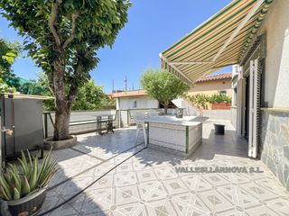 Chalet en Parets del Vallès. A 4 vientos con jardín y amplios espacios
