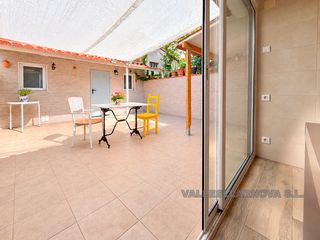 Casa adossada a Col·legis Nous. Junto al centro