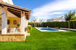 House in Mediona. Chalet con jardn y piscina en mediona!