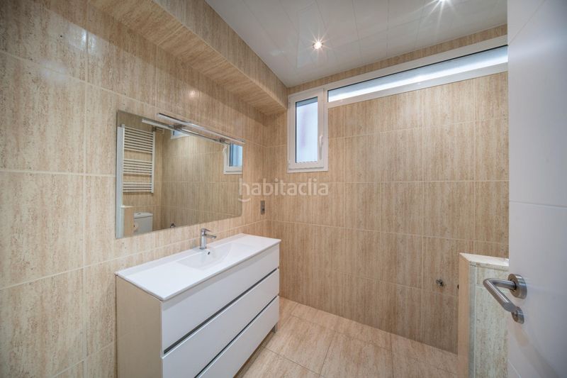 Foto 35f39570-4add-4b76-937b-4ce179fdfabb. Casa amb aparcament a Poble Sec Igualada