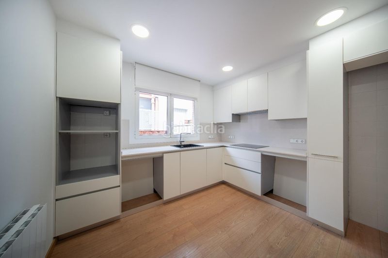 Foto 744bcaaa-f3ca-47b4-a64e-3596bdd79a9b. Casa amb aparcament a Poble Sec Igualada