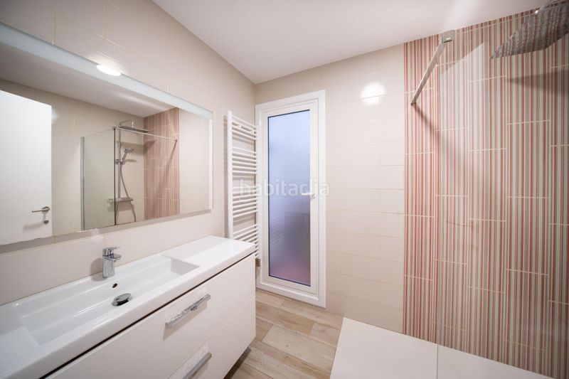 Foto 9459d068-ce2b-4b7b-8de4-c8059f772c5d. Casa amb aparcament a Poble Sec Igualada