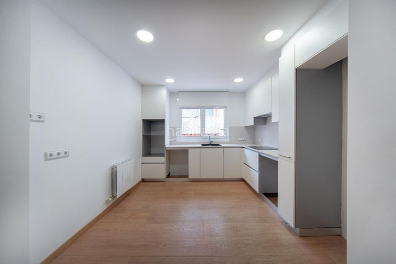 Foto beeca28b-c54d-4f40-a52d-273eb25700f0. Casa amb aparcament a Poble Sec Igualada