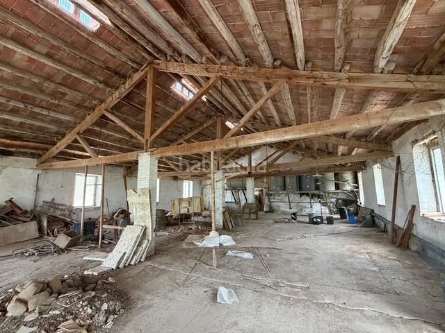 Foto 68f0fea4-acb5-453c-af30-1336f64f84e2. Edificio  nave con potencial ! en Copons