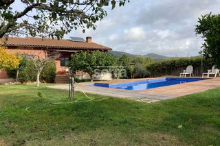 Casa en Avinyonet del Penedès. Casa con 4 habitaciones con parking, piscina, calefacción, aire
