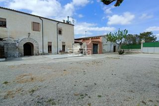 Masía en Granada (La). Masía con 8 habitaciones con parking, calefacción, aire acondici