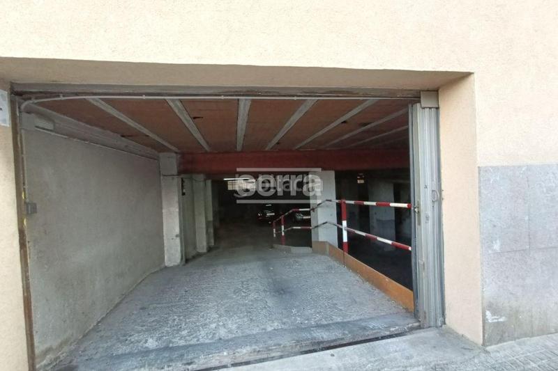Foto b122e16d-29a7-4ad0-91b3-3884f9fba56d. Parking coche plaza de aparcamiento calle pere alagret en Vilafranca del Penedès