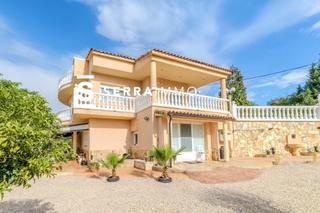 Chalet à Olivella. Magnífica propiedad con mucho terreno en olivella.