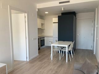 Miete Etagenwohnung in Centrevila. Piso de una habitación con plaza de aparcamiento y piscina comun