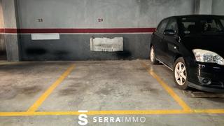Aparcament cotxe a Centre Vila. Plaça de aparcamiento para coche mediano cerca del centro
