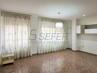Appartement à El Pilar. Piso familiar con patio y gran cocina en el corazón de el pilar,