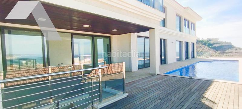 Foto 9286a3c6-b9f2-46e0-9289-4b4c799e0ed8. Chalet  de lujo con vistas panorámicas y calidad inigualable en Benidorm