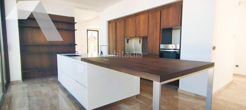Foto a3cd4bde-956e-4763-98b3-fac3178f2fc7. Chalet  de lujo con vistas panorámicas y calidad inigualable en Benidorm