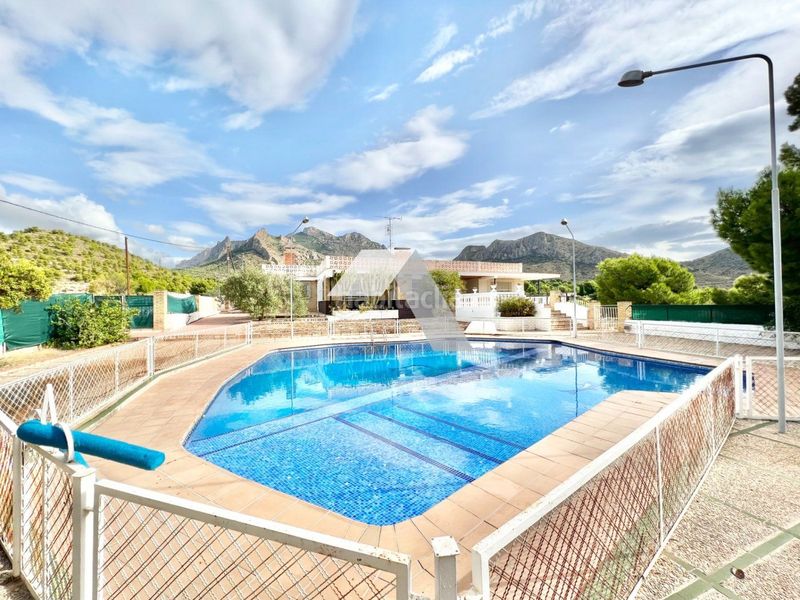 Foto 083ec2cd-fae3-487d-8db7-6c84ecf7527c. Xalet amb aparcament piscina a Busot