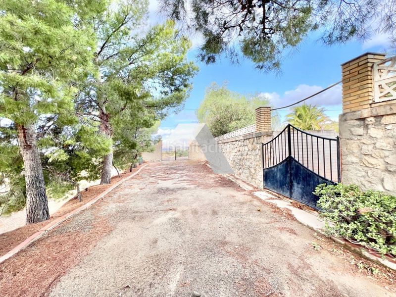 Foto 1c50acb6-bb35-4990-870c-2d96db54d44a. Xalet amb aparcament piscina a Busot