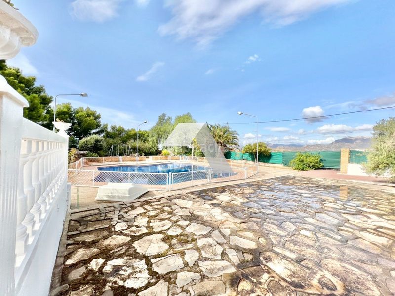 Foto 271459a7-0fe6-4e46-8a9e-0e98e15c79f8. Xalet amb aparcament piscina a Busot