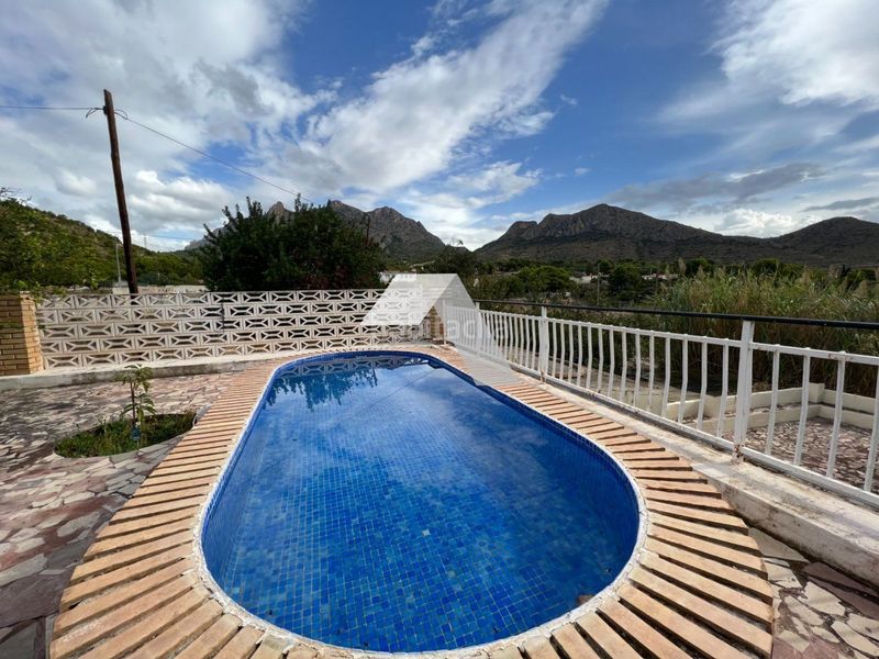 Foto 809ef8cb-5c2a-47a4-8468-4a4092f81271. Xalet amb aparcament piscina a Busot