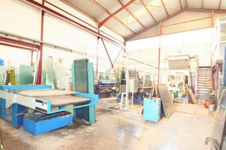 Bâtiment à usage industriel à Ciudad de Asís. Se vende negocio con maquinaria para cristaleria en funcionamien