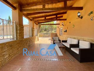 Chalet à Fontcalent. Chalet con gran potencial en la cañada del fenollar, a solo 5 mi