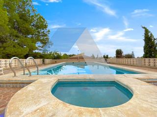 Chalet à Cañada del Fenollar. Chalet con piscina privada en parcela urbana sr2 en la cañada de