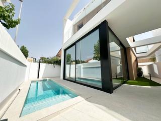 Chalet à Torre de la Horadada. Villa con piscina y solárium en la torre de la horadada