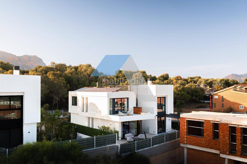 Foto 0d9e55e5-6925-44b5-9f89-33bd86fd5819. Chalet vive en un chalet de lujo en Varadero Nucia (la)