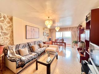 Piso en Centro. Amplio piso de vpo