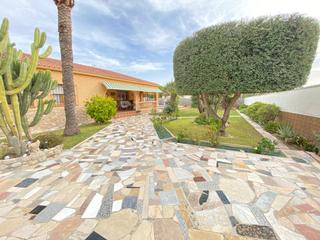 Chalet in La Huerta. Chalet en la huerta de muchamiel con parcela y piscina