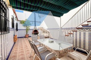 Planta baixa a Centro. Espectacular planta baja con gran patio y solárium junto a parqu
