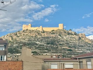 Casa en Castalla. Casa con carácter y grandes posibilidades en castalla, ubicada e