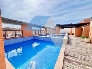 Flat in Centro. Espectacular piso de 4 dormitorios con piscina, garaje y traster