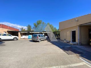 Nau industrial a Los Girasoles. Si buscas tener tu negocio y tu vivienda en la misma parcela, es